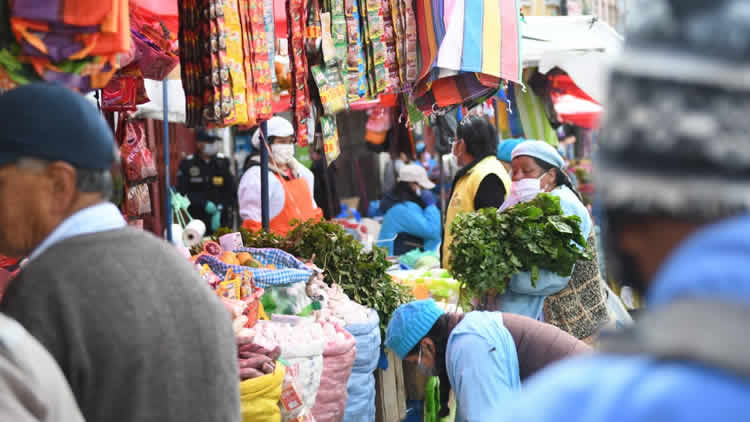 Evitar aglomeración de personas en los mercados de La Paz y El Alto. Evitar aglomeración de personas en los mercados de La Paz y El Alto.