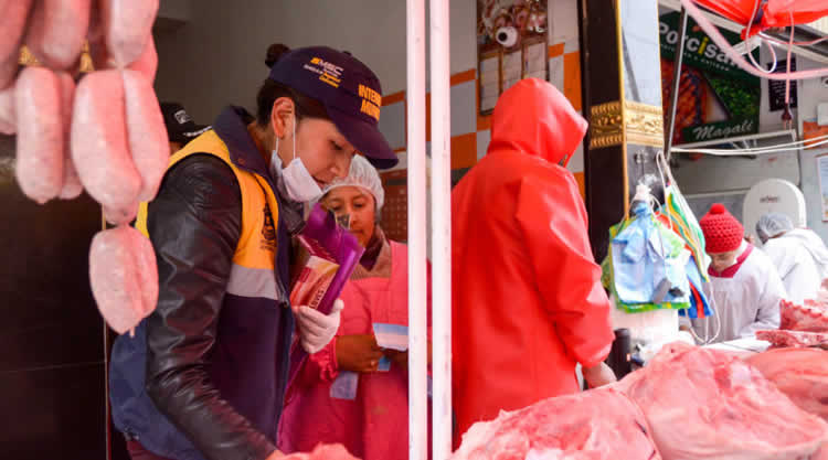 Intendencia Municipal de El Alto realiza control a la venta de carne de cerdo.