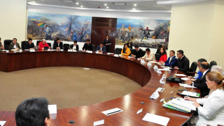Autoridades del Gobierno Central en una reunión con gobernadores y alcaldes del país.