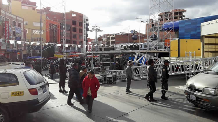 En la Plaza Libertad de la zona 16 de julio desarman tarima tras prohibición de la Alcaldía.