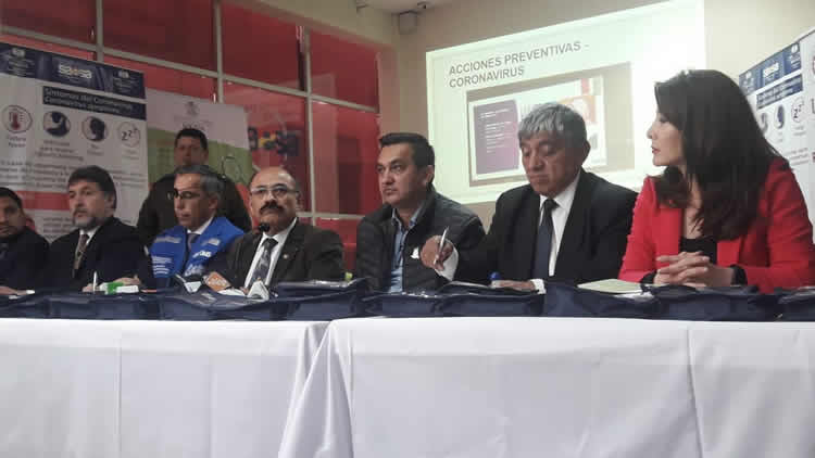 El ministro de Salud, Aníbal Cruz, en conferencia de prensa en el aeropuerto de la ciudad de El Alto.