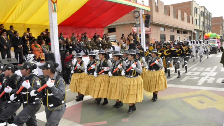 Desfile cívico militar en la ciudad de El Alto.