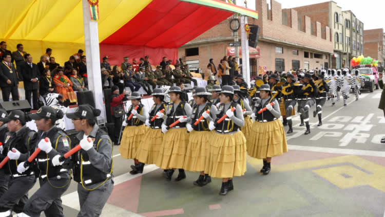 Desfile cívico militar en la ciudad de El Alto. Desfile cívico militar en la ciudad de El Alto.