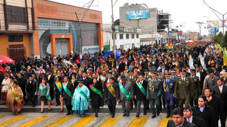 Desfile cívico militar en la avenida 6 de Marzo de El Alto.
