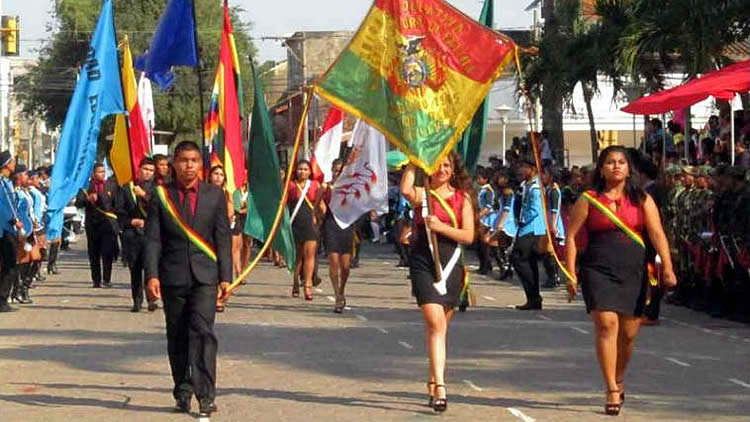 Desfile cívico patriótico de estudiantes de las promociones en Trinidad en homenaje al 175 aniversario del Beni Desfile cívico patriótico de estudiantes de las promociones en Trinidad en homenaje al 175 aniversario del Beni
