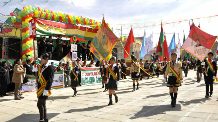 Estudiantes participan del desfile escolar en conmemoración a los 193 años de independencia de Bolivia