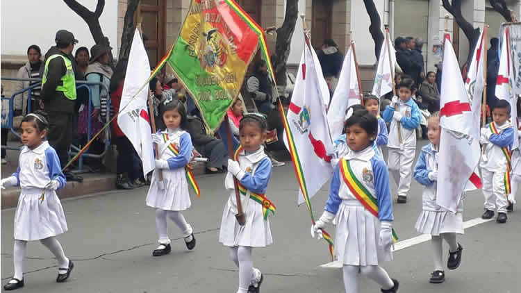 Desfile escolar en Sucre en conmemoración al 25 de mayo de 1809.