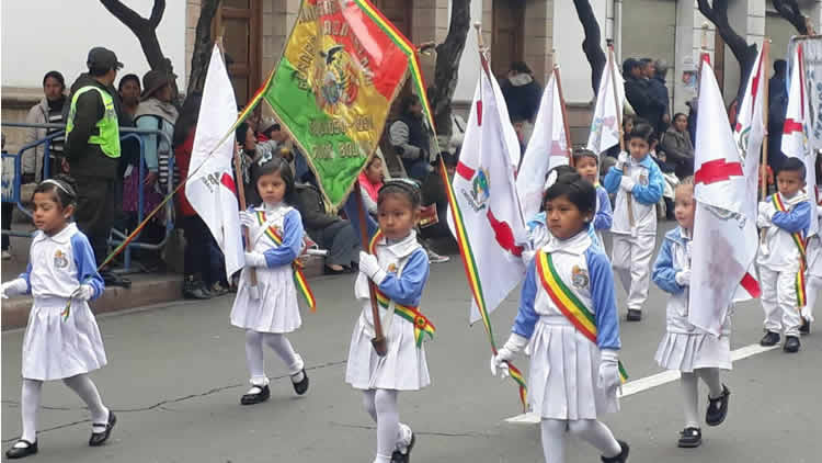 Desfile escolar en Sucre en conmemoración al 25 de mayo de 1809. Desfile escolar en Sucre en conmemoración al 25 de mayo de 1809.