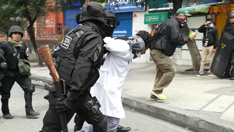 Policías aprehenden a ocho univerditarios en los predios de la Plaza del Estudiante.