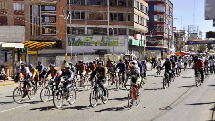 Día del Peatón en El Alto, ciclistas en la avenida 6 de marzo.