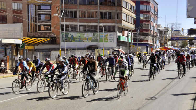 Día del Peatón en El Alto, ciclistas en la avenida 6 de marzo. Día del Peatón en El Alto, ciclistas en la avenida 6 de marzo.