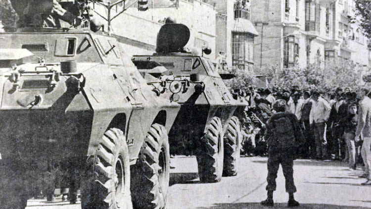 En 1971 inicia la dictadura del coronel Hugo Banzer Suarez que duró siete años. En 1971 inicia la dictadura del coronel Hugo Banzer Suarez que duró siete años.