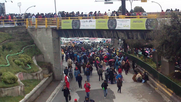 Universidad Pública de El Alto (UPEA) en bloqueo al ingreso de la autopìsta.