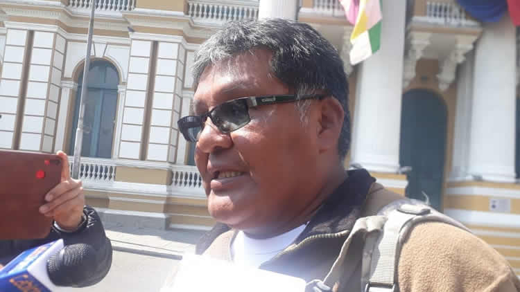 Eddy Condori, representante de los choferes de base de la ciudad de El Alto. Eddy Condori, representante de los choferes de base de la ciudad de El Alto.