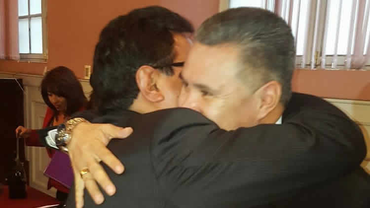 Eduardo León abraza al diputado Amilcar Barral tras la disposición del Juez. 