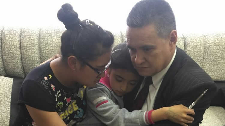 Eduardo León abraza a su familia.