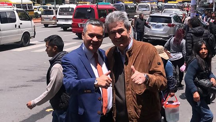 Eduardo León junto a José Luis Paredes, exalcalde alteño y exprefecto paceño. Eduardo León junto a José Luis Paredes, exalcalde alteño y exprefecto paceño.