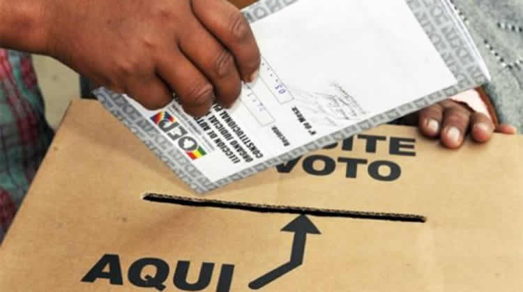 Ley de Régimen Electoral aplica en su art. 154 para todos los ciudadanos mayores de 18 años. WEB