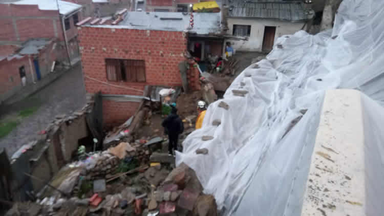 Fuertes lluvias en La Paz causaron derrumbes de muros y deslizamientos de tierras.