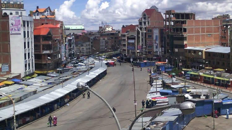 La ciudad de El Alto con poca gente circulando.