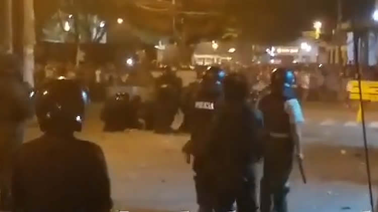 Efectivos Policiales dispersan, el martes por la noche, a grupos de manifestantes afines al Comité Cívico de Santa Cruz. Efectivos Policiales dispersan, el martes por la noche, a grupos de manifestantes afines al Comité Cívico de Santa Cruz.