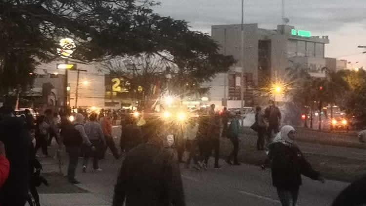 Grupos de masistas y unionistas se han apostado en el segundo anillo de la capital cruceña. Grupos de masistas y unionistas se han apostado en el segundo anillo de la capital cruceña.