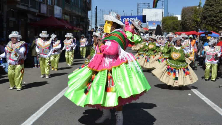 Entrada folklórica de la “Virgen del Carmen” en la zona 16 de julio de El Alto.