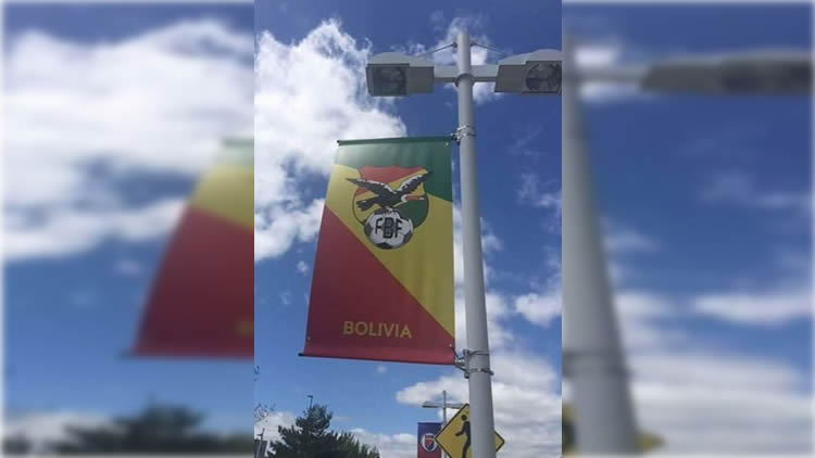 Una bandera colocada en un poste, en las afueras del estadio de Boston.