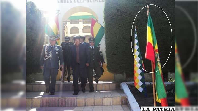 La tricolor al revés en un acto de ofrenda floral en Oruro