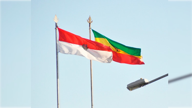 La bandera boliviana flameaba con los colores al revés en Servicios Eléctricos de Tarija (Setar) La bandera boliviana flameaba con los colores al revés en Servicios Eléctricos de Tarija (Setar)