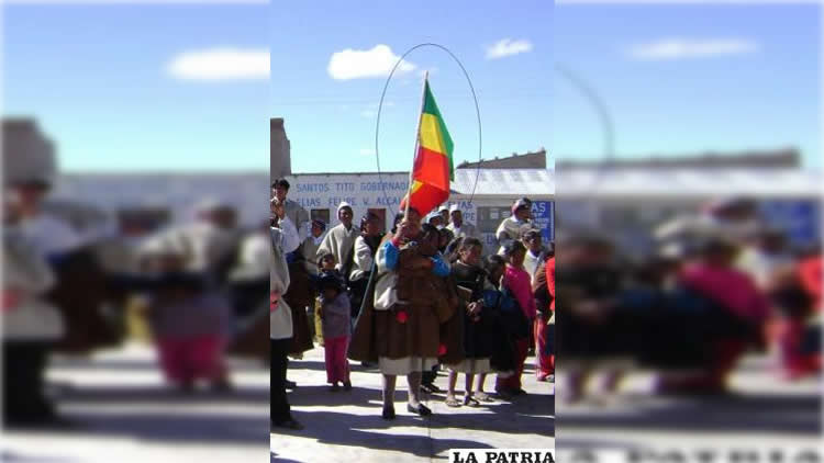 La bandera nacional en Chipaya hondeó al revés.