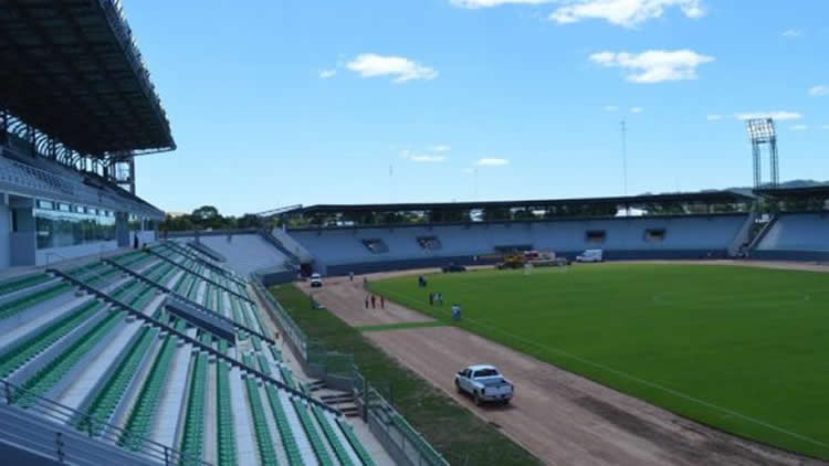 El Ahora llamado estadio Ovidio Messa Soruco en homenaje al ex jugador nacional.