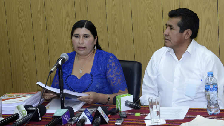Eugenio Rojas, nuevo Gerente de Emapa junto a Nélida Sifuentes, ministra de Desarrollo Productivo y Economía Plural. 