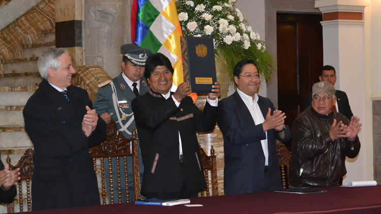 Evo Morales Promulga la Ley 953 que incrementa Bs.- 50 a la Renta Dignidad acto realizado en Palacio de Gobierno. 