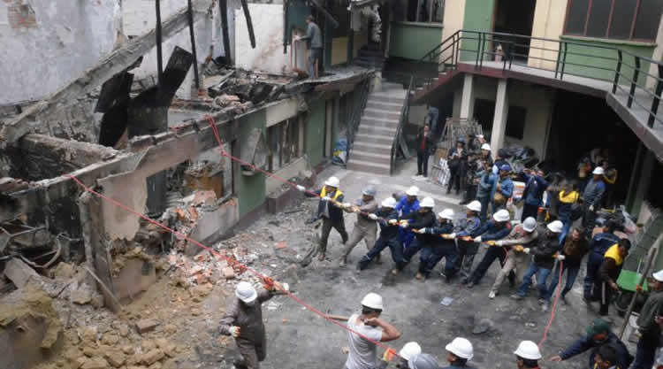 Funcionarios ediles procedieron a demoler parte del inmueble quemado el pasado 11 de noviembre por turbas masistas. Funcionarios ediles procedieron a demoler parte del inmueble quemado el pasado 11 de noviembre por turbas masistas.