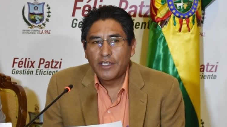 El Gobernador de La Paz, Félix Patzi, en conferencia de prensa.