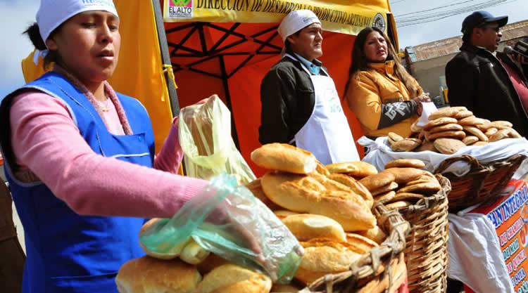 Feria por el Día Mundial del Pan en la ciudad de El Alto.
