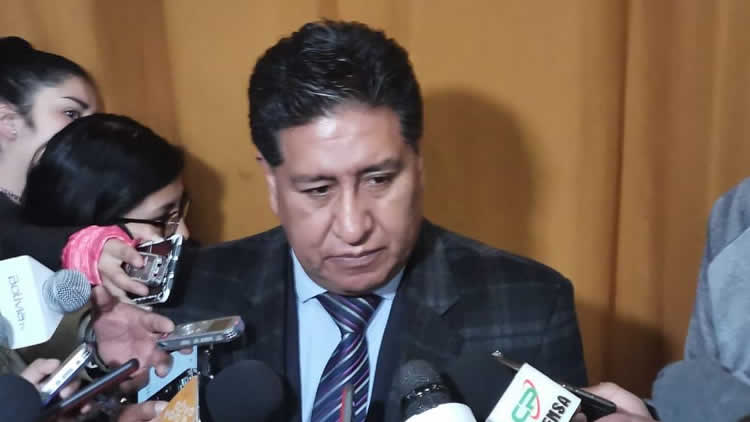 William Alave, fiscal departamental de La Paz, anunciando la segunda fase de investigación en el caso de medicamentos falsificados. William Alave, fiscal departamental de La Paz, anunciando la segunda fase de investigación en el caso de medicamentos falsificados.