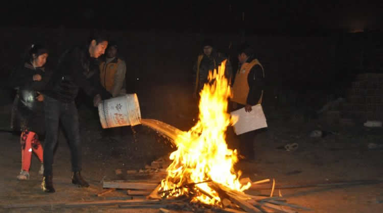 Funcionarios de la Alcaldía de El Alto sofocan una fogata la noche de San Juan.