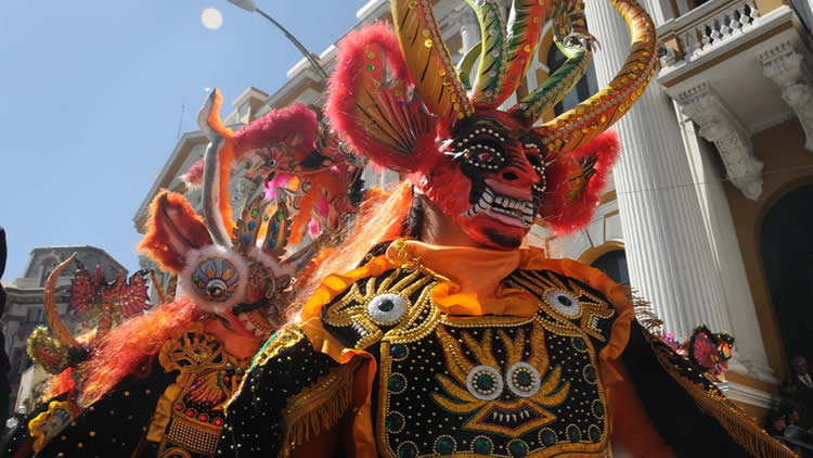Demostración de la danza Diablada que es parte del Folklore boliviano. Demostración de la danza Diablada que es parte del Folklore boliviano.
