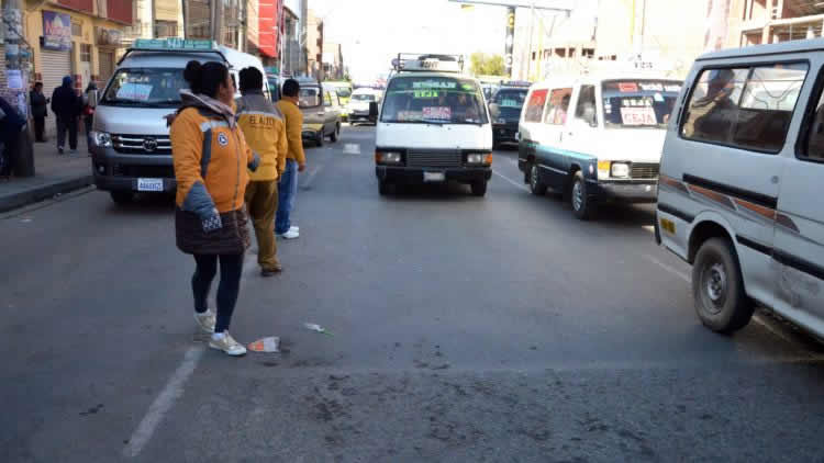 Guardia Municipal de Transporte de El Alto realiza control en la avenida 6 de Marzo. Guardia Municipal de Transporte de El Alto realiza control en la avenida 6 de Marzo.