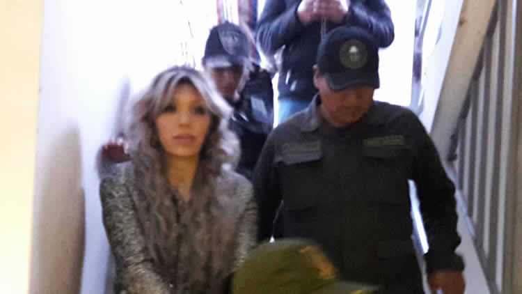 Gabriela Zapata es conducido por efectivos policiales.