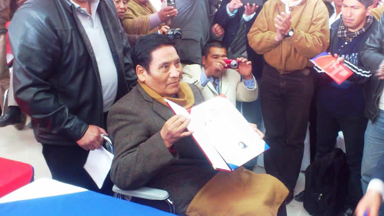Genaro Flores Santos, fundador de la CSUTCB, el 2015 ocasión en que la UPEA lo declaró Dr. Honoris Causa. Genaro Flores Santos, fundador de la CSUTCB, el 2015 ocasión en que la UPEA lo declaró Dr. Honoris Causa.
