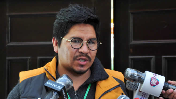 El secretario Municipal de Atención Ciudadana y Gobernanza de El Alto, Henry Contreras, en una entrevista de la Prensa.