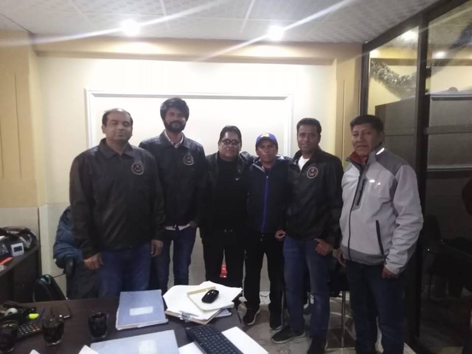 El reconocimiento consistía en la entrega de chamarras con el logo del Sindicato de Importadores a los empresarios pakistaníes El reconocimiento consistía en la entrega de chamarras con el logo del Sindicato de Importadores a los empresarios pakistaníes
