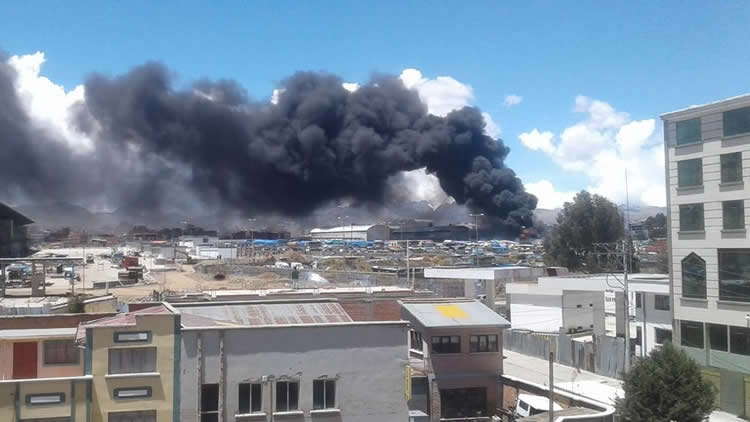 EL ALTO: Incendio de un depósito de la Aduana Nacional de Bolivia (ANB).
