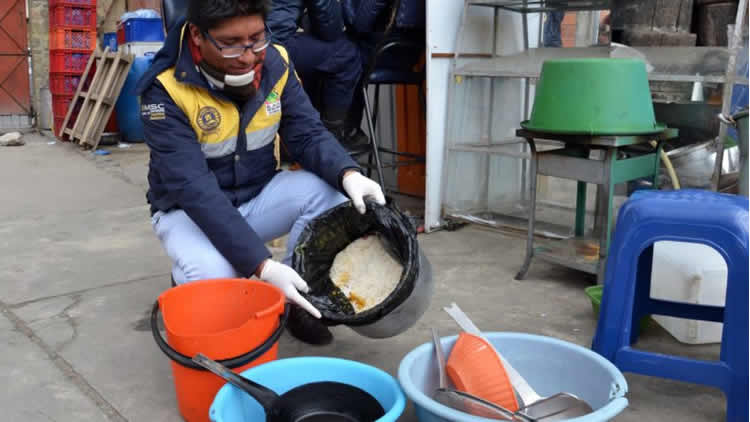 Encuentran utensilios en mal estado, comida guardada y falta de uniforme en las vendedoras.