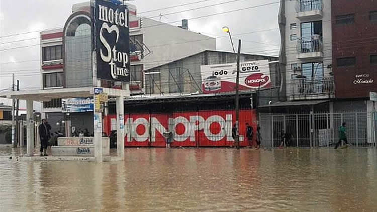 Torrencial lluvia inunda avenida Blanco Galindo en Quillacollo 