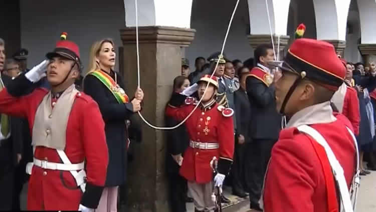 La presidenta Jeanine Ánez realiza la iza de bandera en la plaza principal de Oruro. La presidenta Jeanine Ánez realiza la iza de bandera en la plaza principal de Oruro.