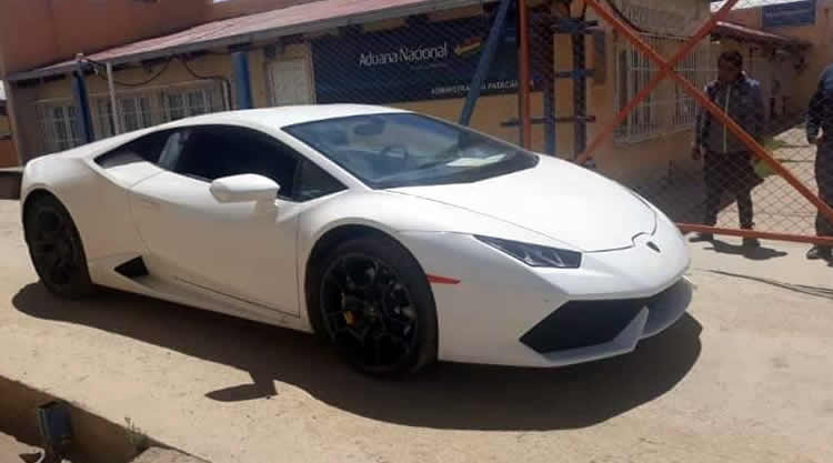 El Lamborghini en almacenes de la Aduana Nacional de Bolivia.